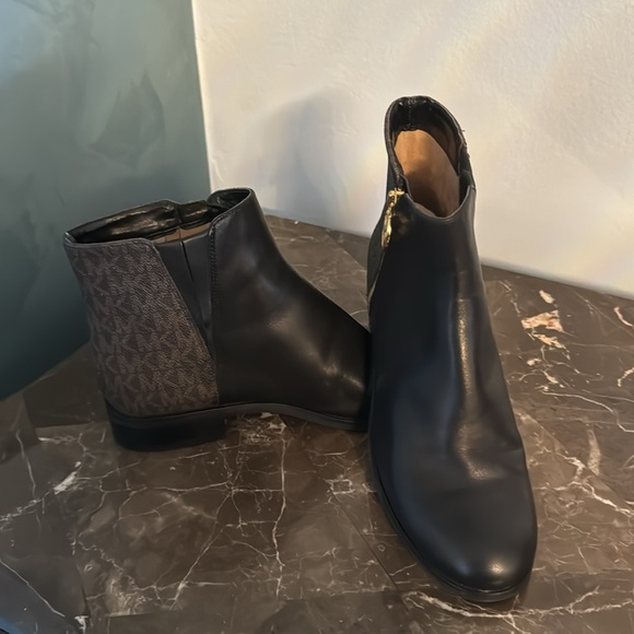 Michael Kors boots in excellent condition size 6 1/2 - Picture 2 of 5